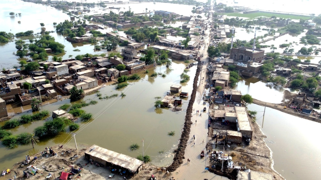 Ganze Landstriche wie hier in Jaffabad stehen in Pakistan unter Wasser.