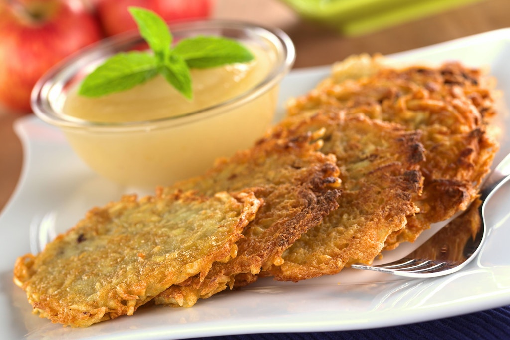 Leckere Kartoffelpuffer kennt jeder aus seiner Kindheit, manch einer kennt sie auch als Reibekuchen. Das Rezept ist simpel und total einfach umzusetzen.