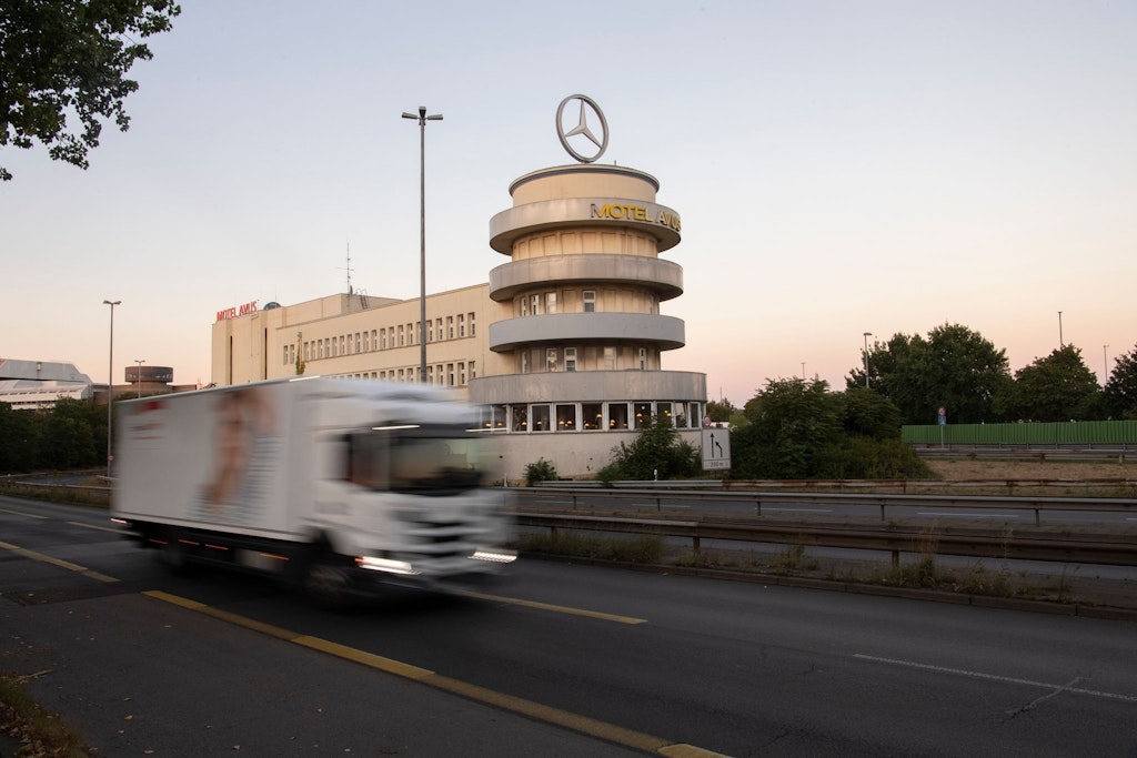 Ein Lkw fährt auf der Avus in Berlin. Am Mittwoch ist die Strecke wieder gesperrt. 