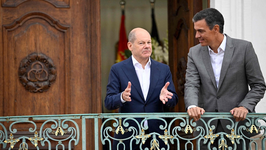 Gespräch für die Fotografen: Bundeskanzler Olaf Scholz mit Spaniens Ministerpräsident Pedro Sanchez vor Schloss Meseberg.