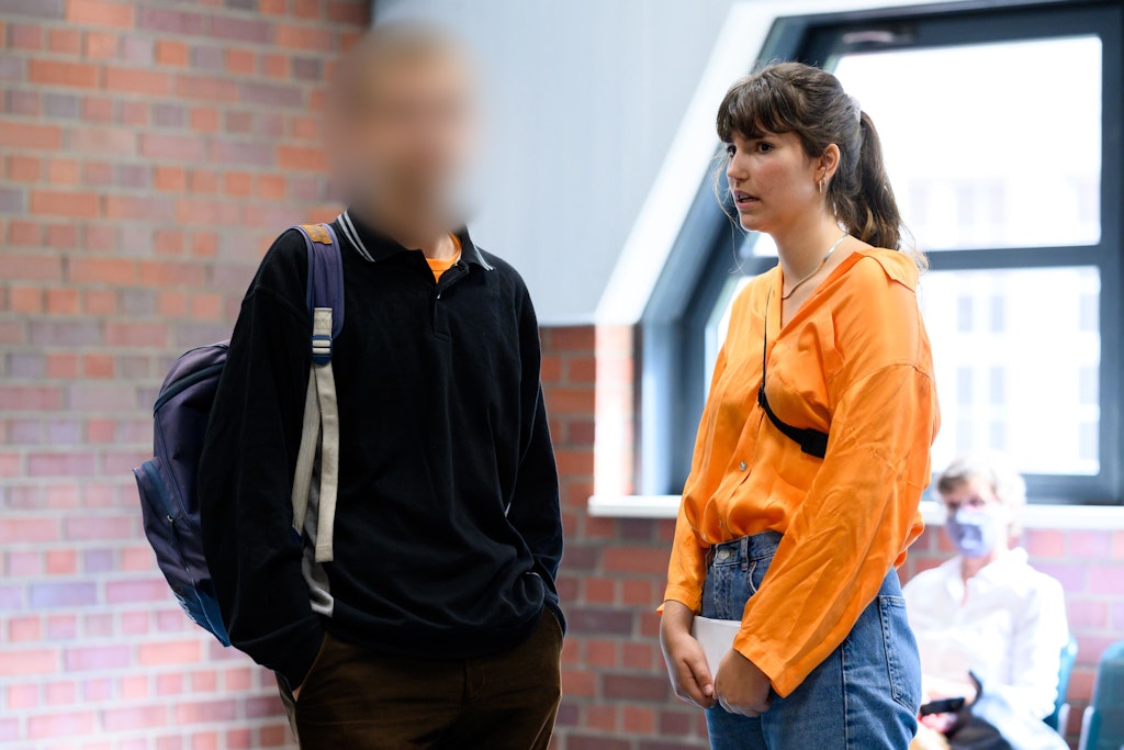 Der angeklagte Student Nils R. spricht vor seinem Prozess in Berlin mit Carla Hinrichs, Sprecherin der Letzten Generation.