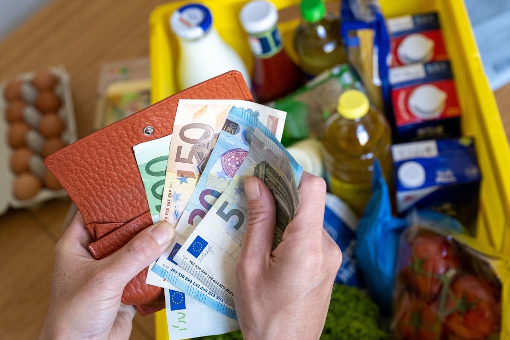Die hohe Inflation schmälert die Kaufkraft der Verbraucher.