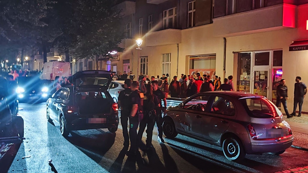 Kleiner Unfall, große Menschenmenge. Die Polizei rückte mit einem Großaufgebot an, um Schlimmeres zu verhüten.