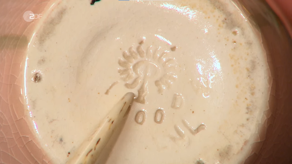 An dem Stempel am Boden erkennt der Experte nicht nur Herkunft, sondern auch das Alter der Vase