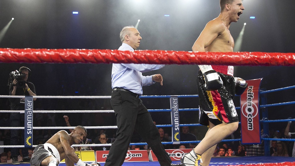 Tyron Zeuge (r.) jubelt nach der Titelverteidigung am 24. März 2018 in Hamburg, der Nigerianer Isaak Ekpo liegt im Ringstaub.
