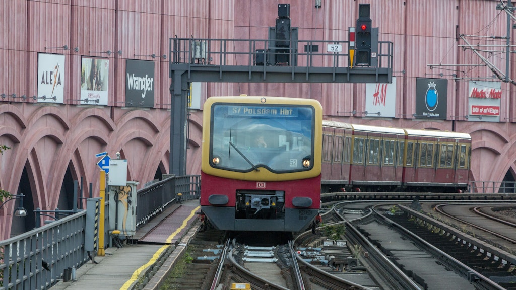 Ein S-Bahn-Zug der S7 am Alex: Diese Linie ist von der Avus-Sperrung betroffen, fährt nicht bis Potsdam durch. 