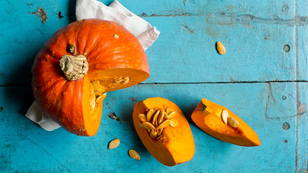 Ein Hokkaido-Kürbis (Cucurbita maxima).