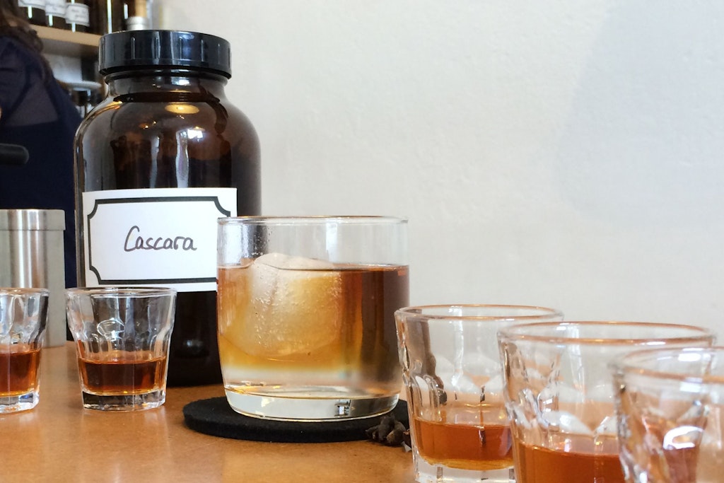Cascara ist ein spritziger Koffein-Kick. Er wird aus dem Fruchtfleisch der Kaffeekirsche aufgegossen. 