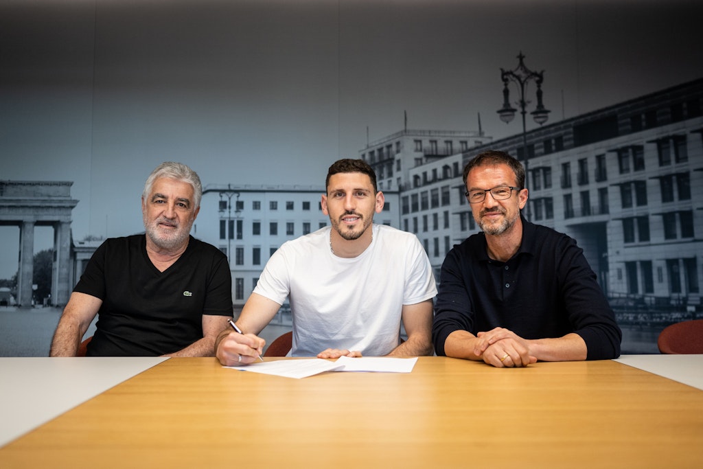 Mittwoch am späten Nachmittag unterschrieb Verteidiger Agustin Rochel aus Uruguay bei Hertha BSC. Sein Beratere Ariel Krasouski und Manager Fredi Bobic sind zufrieden.