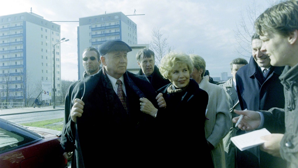 Michail Gorbatschow und seine Frau Raissa am 2. März 1998 im Kienberg-Viertel von Hellersdorf: Er zeigt KURIER-Reporter Norbert Koch-Klaucke (re.) sein Geburtstagsgeschenk - eine Krawatte.