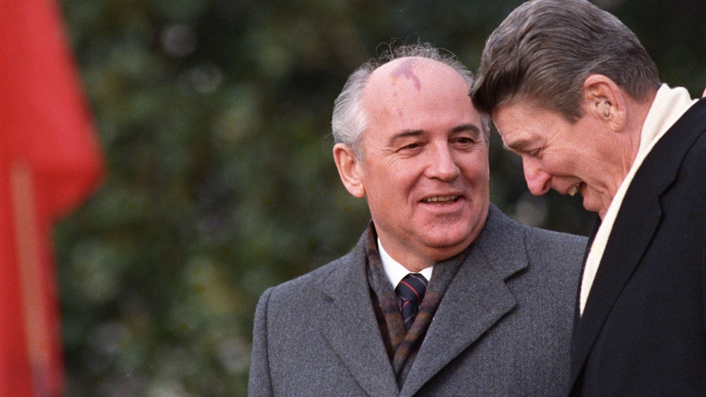 Michail Gorbatschow und US-Präsident Ronald Reagan bei einem Treffen im Dezember 1987. 
