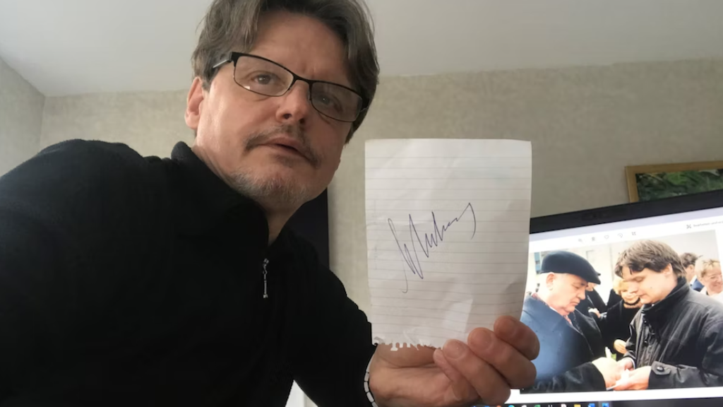 Norbert Koch-Klaucke mit dem Autogramm, das er vor 24 Jahren von Gorbatschow in Hellersdorf bekam. 