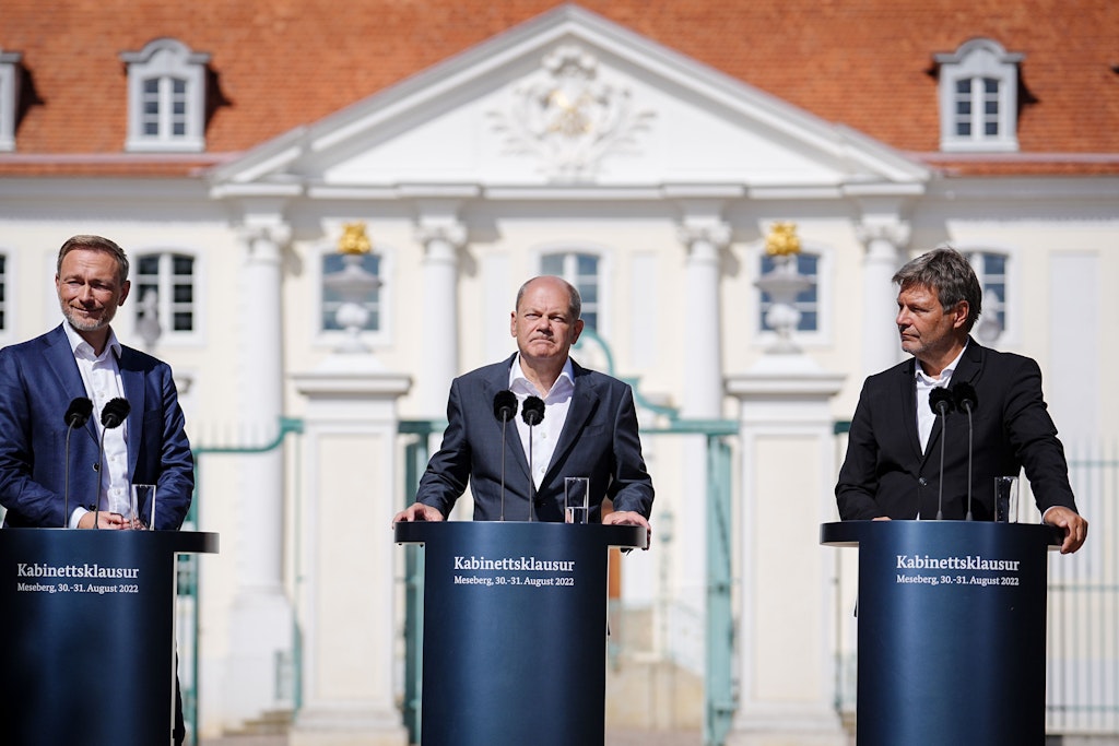 Bei ihrer Pressekonferenz hielten sich Kanzler Olaf Scholz (M., SPD), Wirtschaftsminister Robert Habeck (r., Grüne) und Finanzminister Christian Lindner (FDP) noch über neue Hilfen im Entlastungspaket bedeckt.