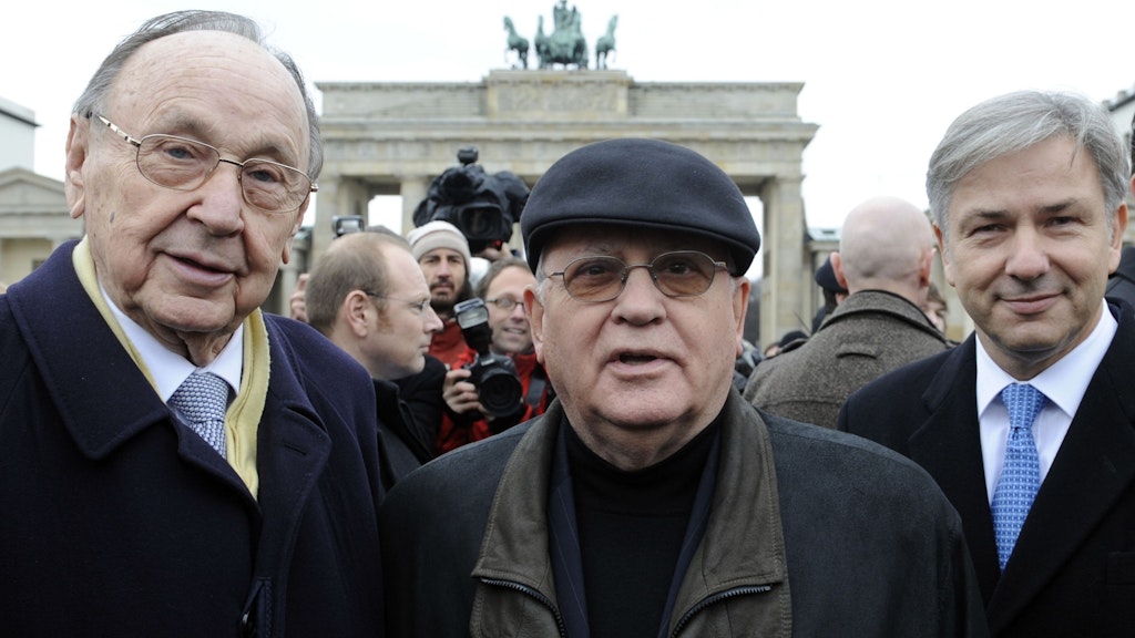 Besuch in Berlin: 2009 steht Gorbatschow mit dem damaligen Regierenden Bürgermeister Klaus Wowereit und Hans-Dietrich Genscher vor dem Brandenburger Tor.