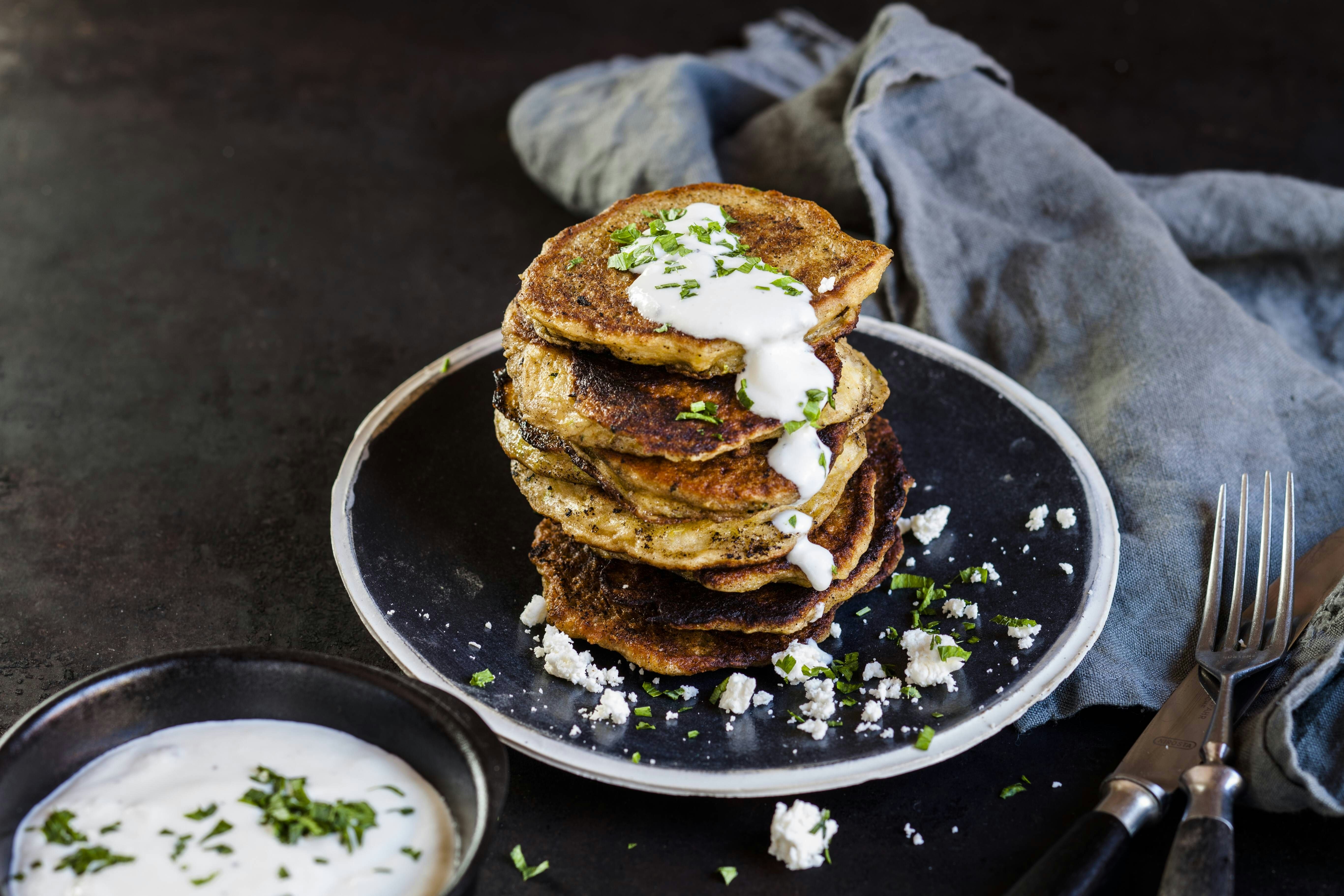 Super Rezept für Zucchini-Puffer mit Hüttenkäse: Sommerlich leicht ...