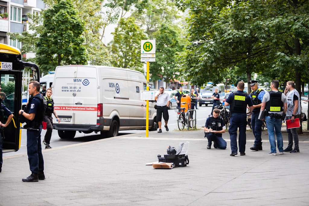 Der Geldtransporter, dessen Fracht der Überfall gegolten hatte, steht vor dem Postamt in der Uhlandstraße. 