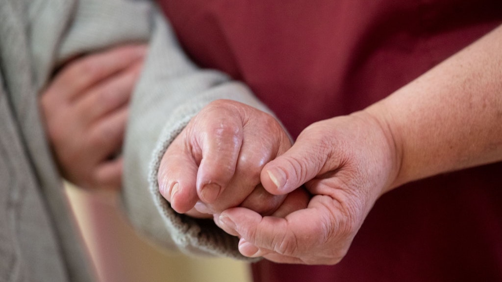 Pflegeeinrichtungen und Pflegedienste müssen Tariflohn zahlen, um weiterhin mit den Pflegekassen abrechnen zu können.