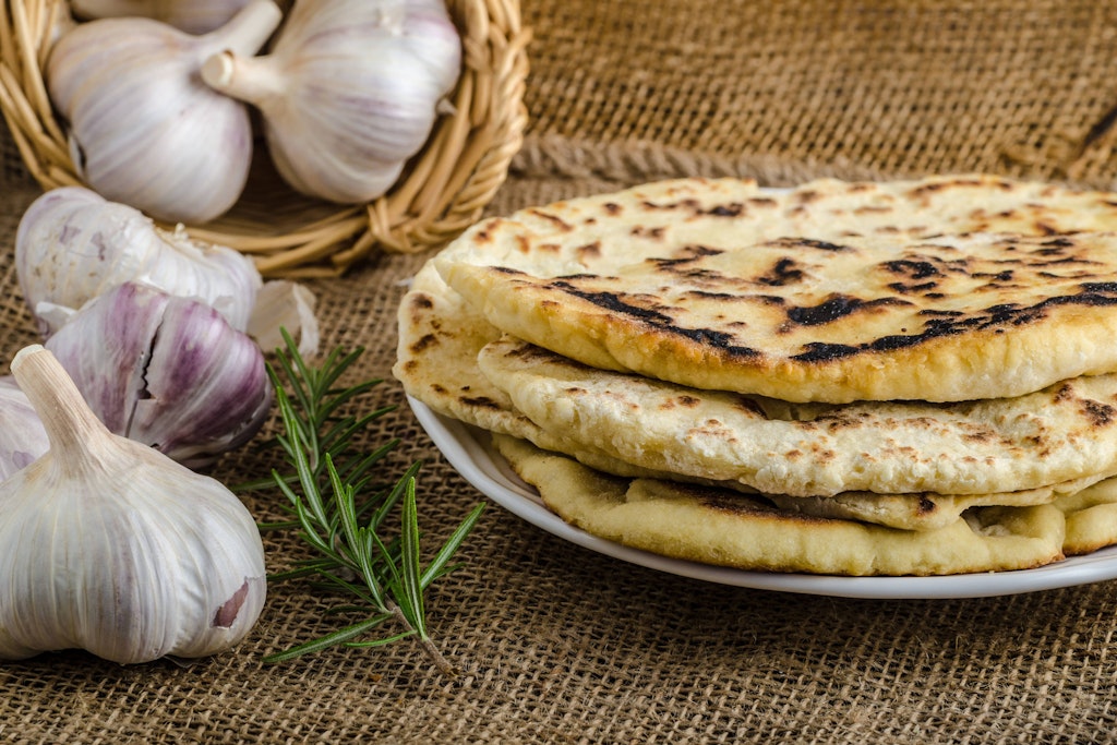 Das Rezept für Knoblauchbrot aus der Pfanne kommt ohne Hefe aus, ist schnell gemacht und super lecker.