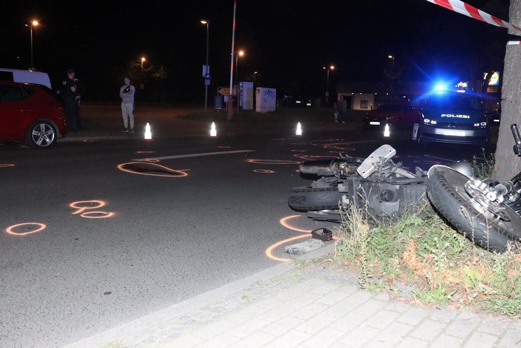 In Neukölln kam es zu einem tragischen Verkehrsunfall, bei dem ein Motorrad-Fahrer einen Fuß verloren haben soll.