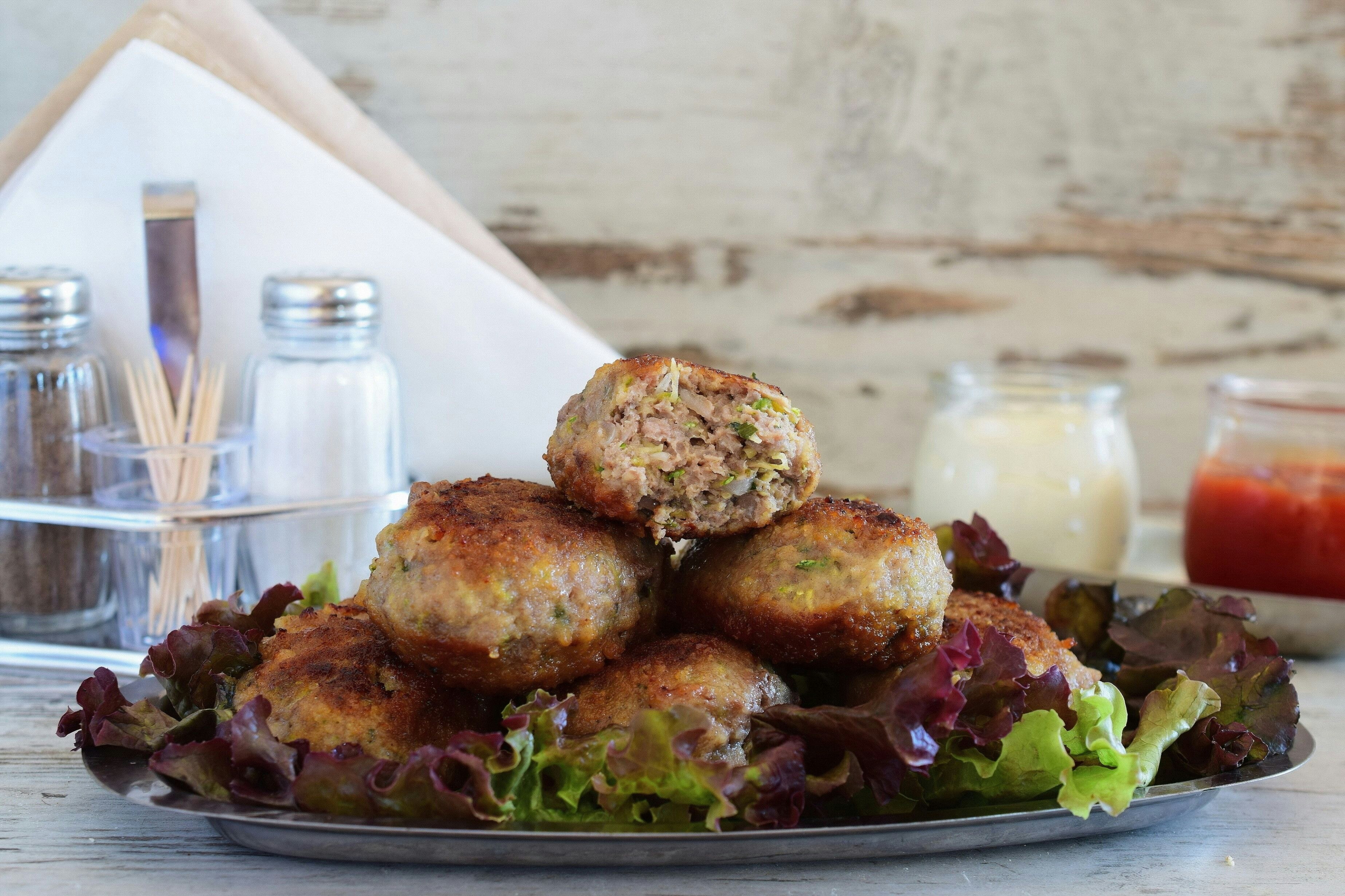 Klasse Rezept für deftige Zucchini-Frikadellen mit feiner Käsefüllung ...