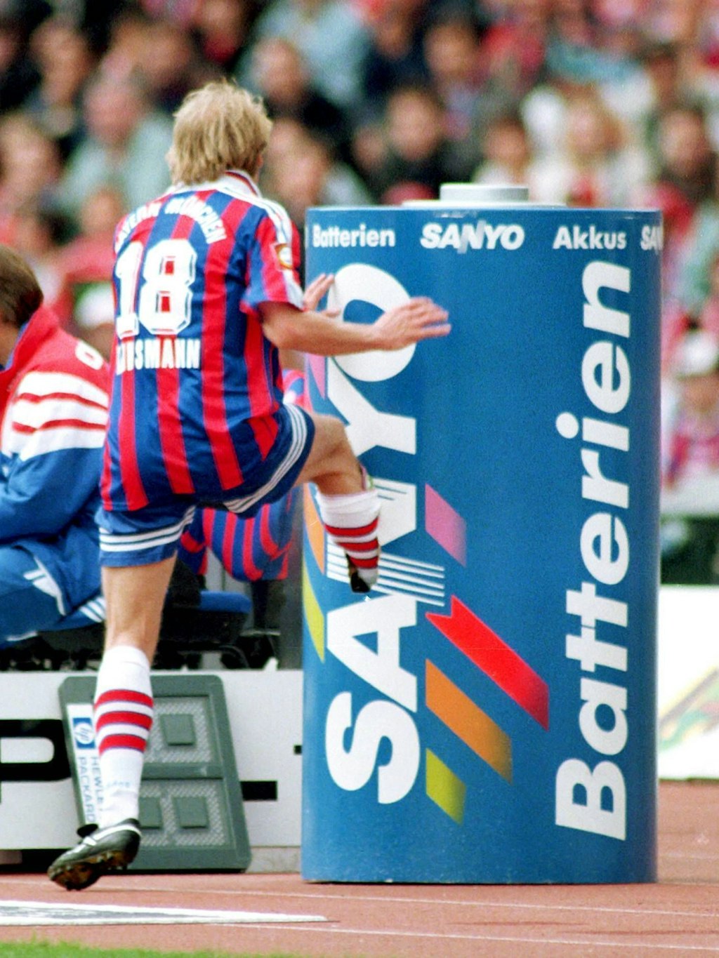 Legendär: 1997 trat Jürgen Klinsmann nach einer Auswechslung die Werbetonne kaputt. 