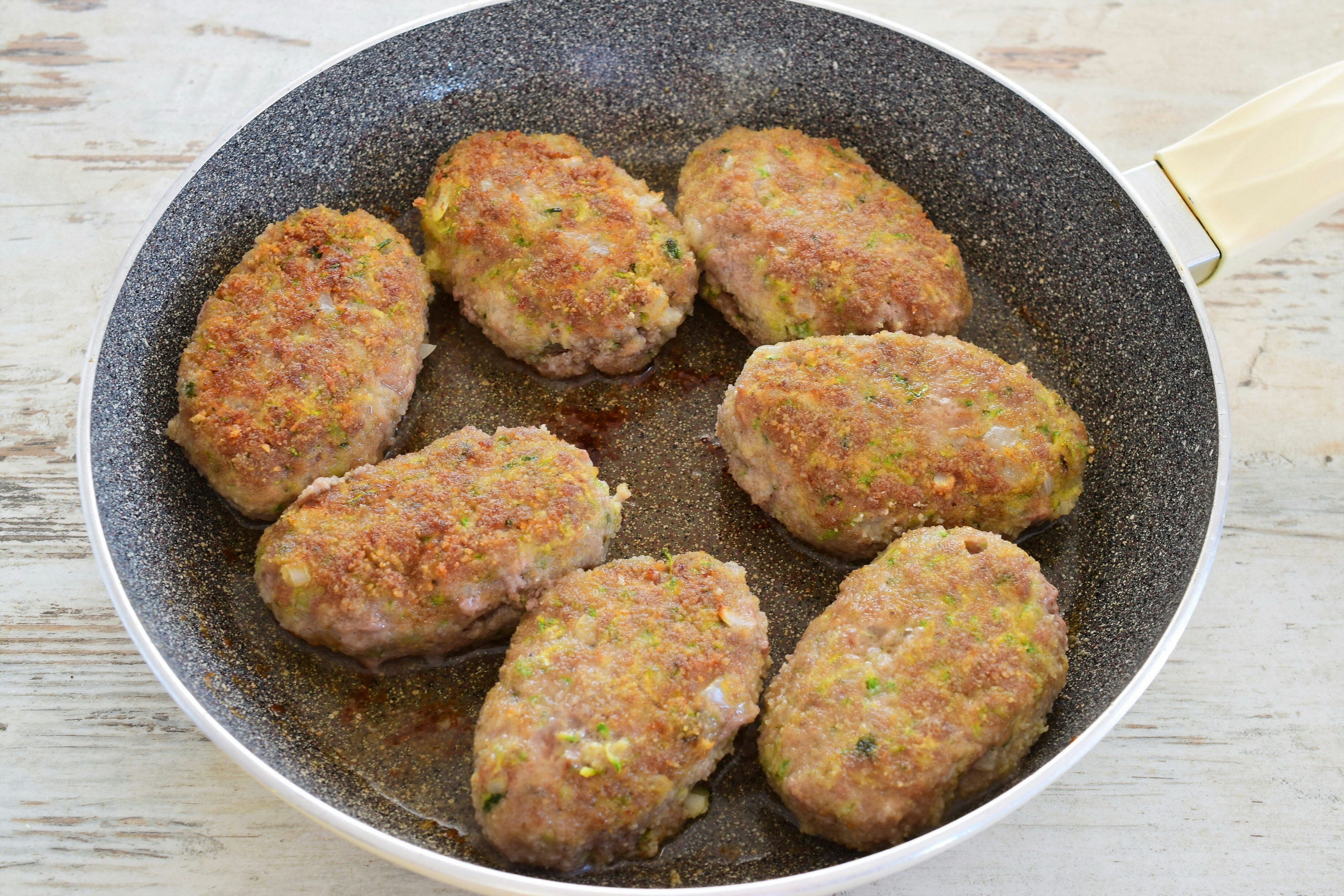 Klasse Rezept für deftige Zucchini-Frikadellen mit feiner Käsefüllung ...