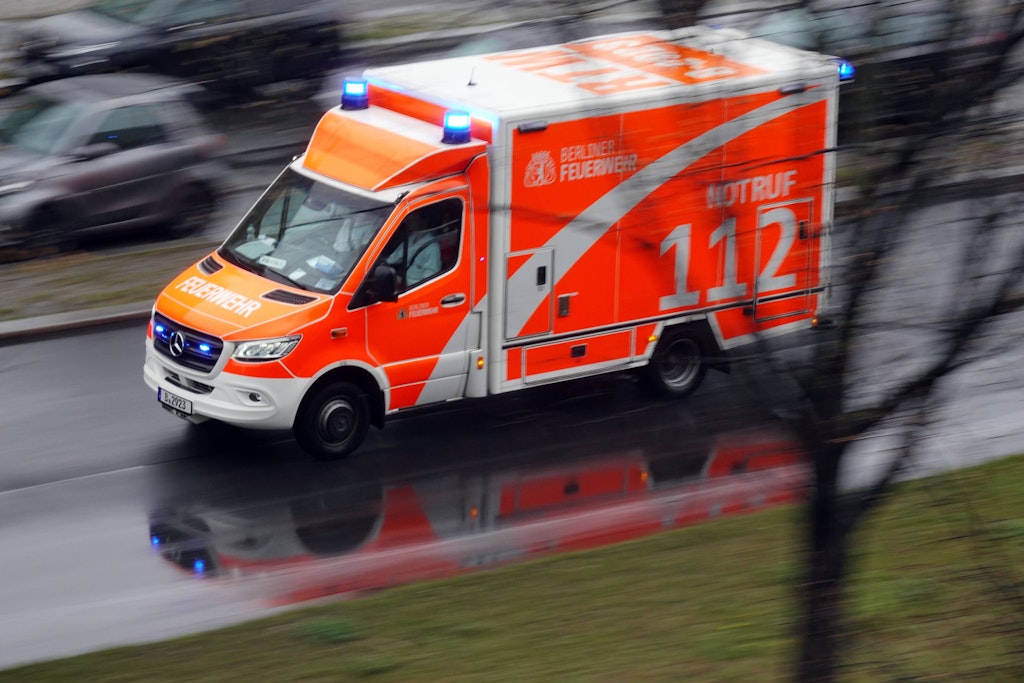 Rettungswagen der Berliner Feuerwehr auf Einsatzfahrt.
