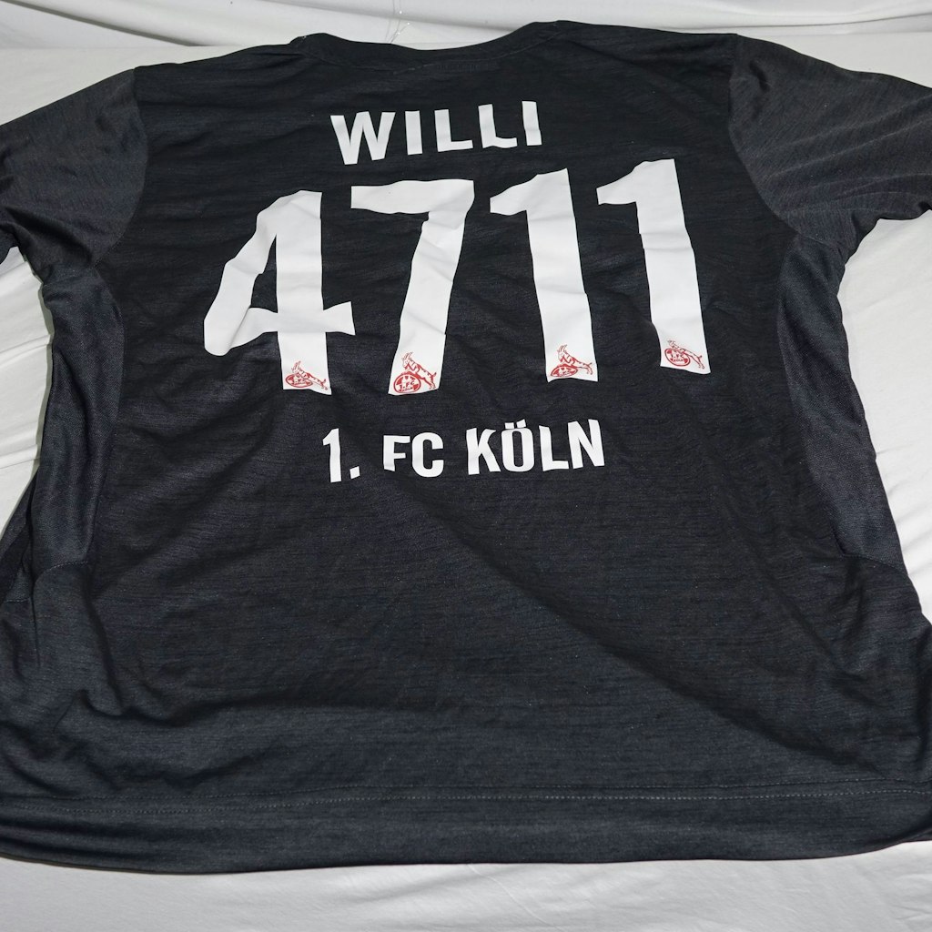 Ein Fan-Trikot des 1. FC Köln, das dem verstorbenen Schauspieler Willi Herren gehörte. Mehr als ein Jahr nach dem Tod des Sängers und Schauspielers wird dessen Nachlass bei einer Online-Auktion meistbietend versteigert.