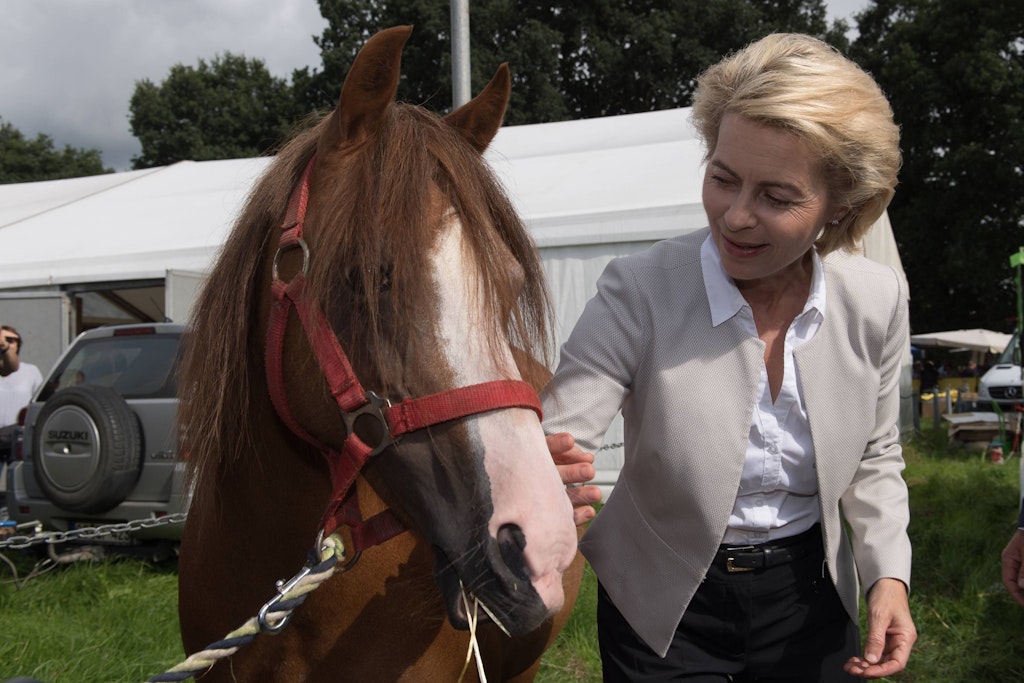 Ursula von der Leyen bei einer Pferdeschau – jetzt trauert sie um ihr Pony Dolly.