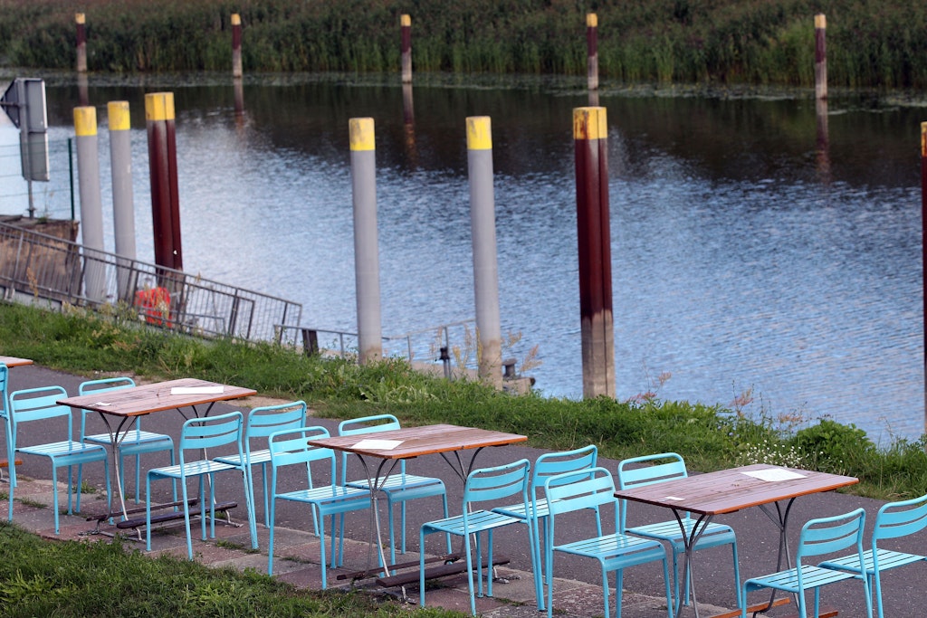 Kienitz an der Oder: Schweinepest, Corona, Fischsterben und Inflation. Ladenbesitzer, Hoteliers und die gesamte Tourismusbranche an der Oder haben schwer zu kämpfen. Im Gasthof „Zum Hafen“ sitzt man an direkt am Wasser. Eigentlich.