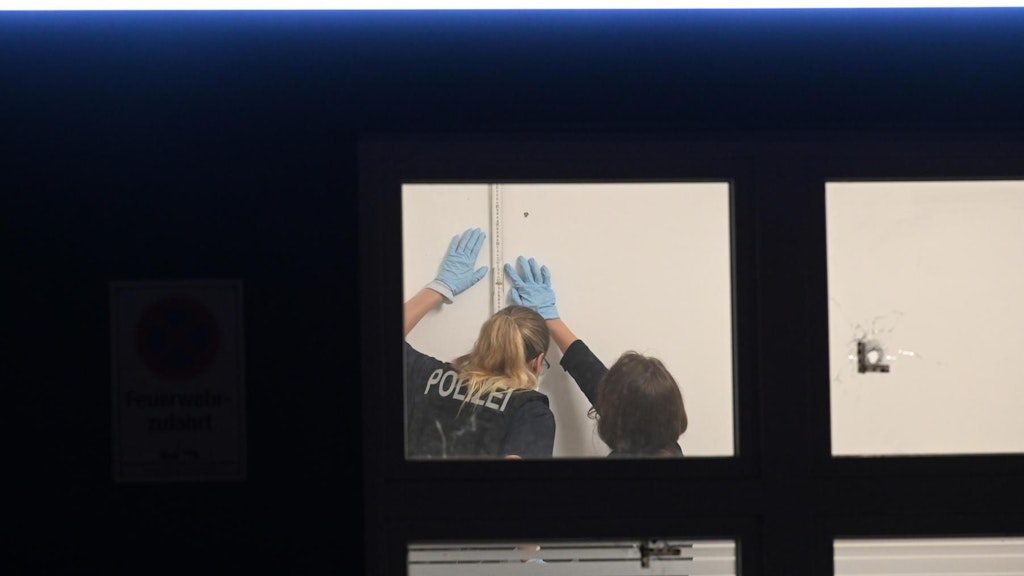 Spurensuche der Polizei: Kugeln durchschlugen die Fenster eines Büros und blieben in der Wand stecken.