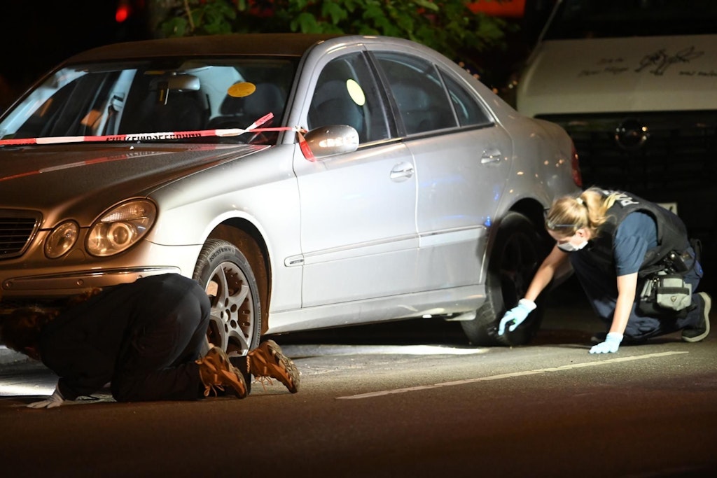 Polizisten suchen auf der Pankstraße nach Spuren der Schießerei.