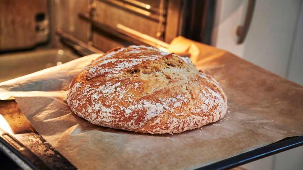 Außen knusprig, innen locker: Mit einem ganz einfachen Rezept lässt sich ein leckeres Krustenbrot ohne Probleme auch zu Hause backen.