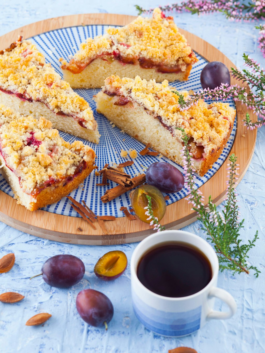 Was für ein tolles Rezept! Der leckere Pflaumenkuchen mit Butterstreuseln passt perfekt zum Nachmittags-Kaffee.
