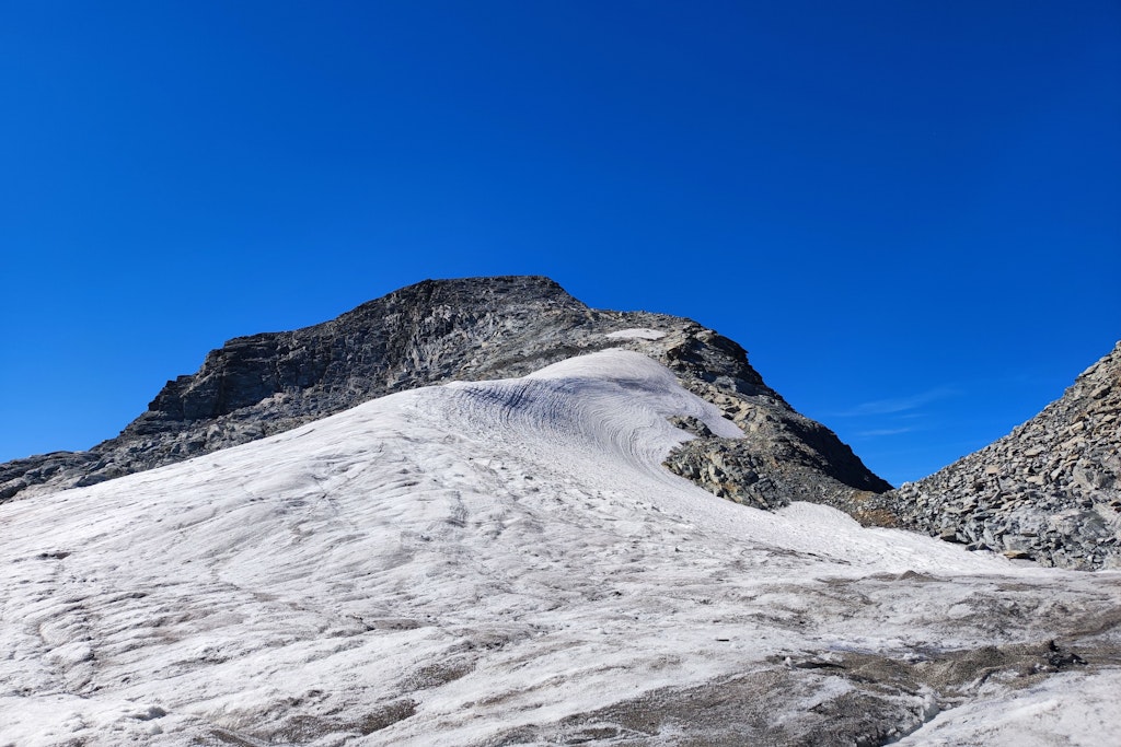 Eisgrat des Corvatsch-Gletschers, wo das 7000 Jahre alte Eis geschmolzen ist. Der Eisverlust an kleineren Schweizer Gletschern war in diesem Sommer extrem.