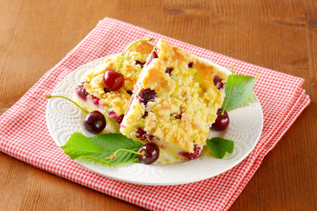Diese Kirsch-Streusel-Schnitten sind einfach lecker! Innen weich, außen knusprig - und der perfekte Blitz-Kuchen fürs Kaffeetrinken am Wochenende.