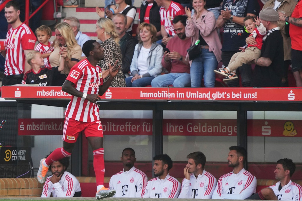 Unions-Stürmer Sheraldo Becker eilte an der Bank des FC Bayern entlang zu seiner Familie, die ihm auf der Tribüne zujubelt. 