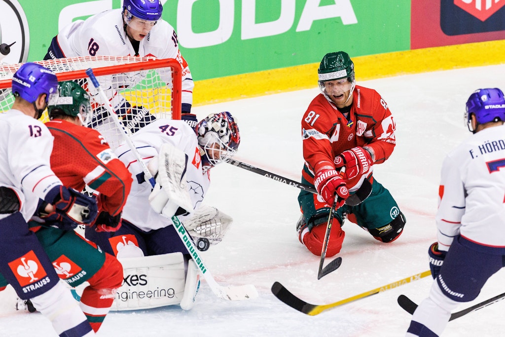 Eisbären-Torwart Tobi Ancicka hat in Göteborg fast pausenlos viel Verkehr vor seinem Gehäuse, im Schlussdrittel beim Stand von 0:5 räumt er dann seinen Platz für Juho Markkanen. 