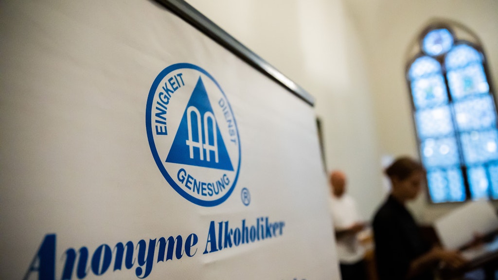 Das Treffen der Anonymen Alkoholiker in einer Berliner Kirche.