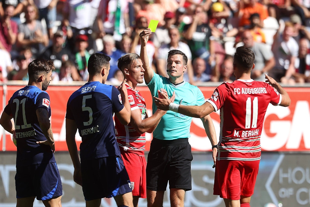 Glück gehabt: Herthas Filip Uremovic bekommt von Schiesdrichter Harm Osmers nach seinem Foul in der 23. Minute im Spiel beim FC Augsburg Gelb statt Rot. 
