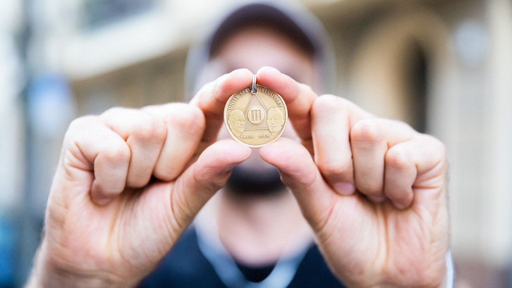 Paul zeigt vor einem Treffen der Anonymen Alkoholiker (AA) seinen Chip, der ihm als Abzeichen dient, dass er seit drei Jahren trocken ist.