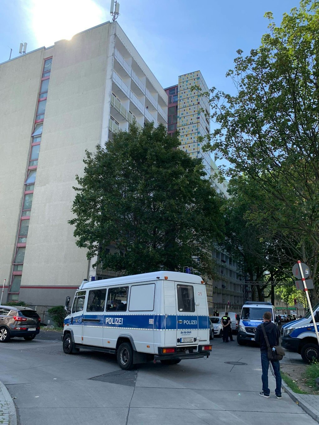 Polizei-Einsatzkräfte stehen am Tatort Löwenberger Straße Ecke Rosenfelder Ring.