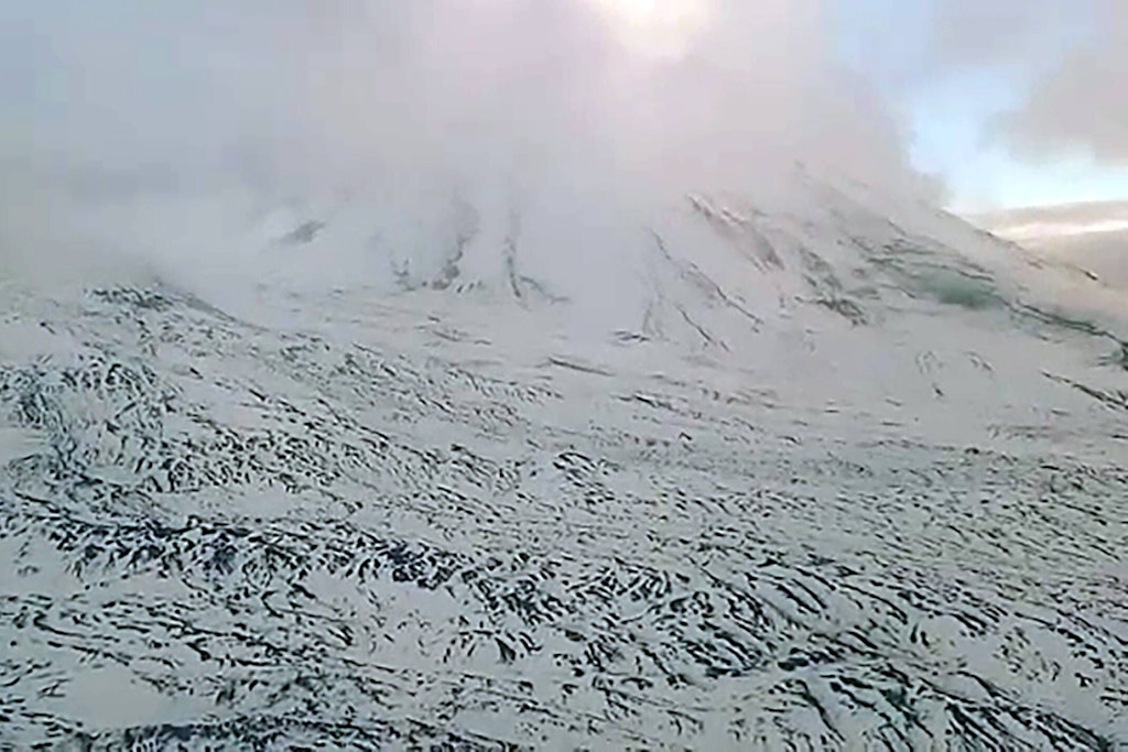 Die Touristen aus mehreren Regionen Russlands waren demnach an dem mit 4750 Meter höchsten aktiven Vulkan Eurasiens unterwegs - dem Kljutschewskaja Sopka
