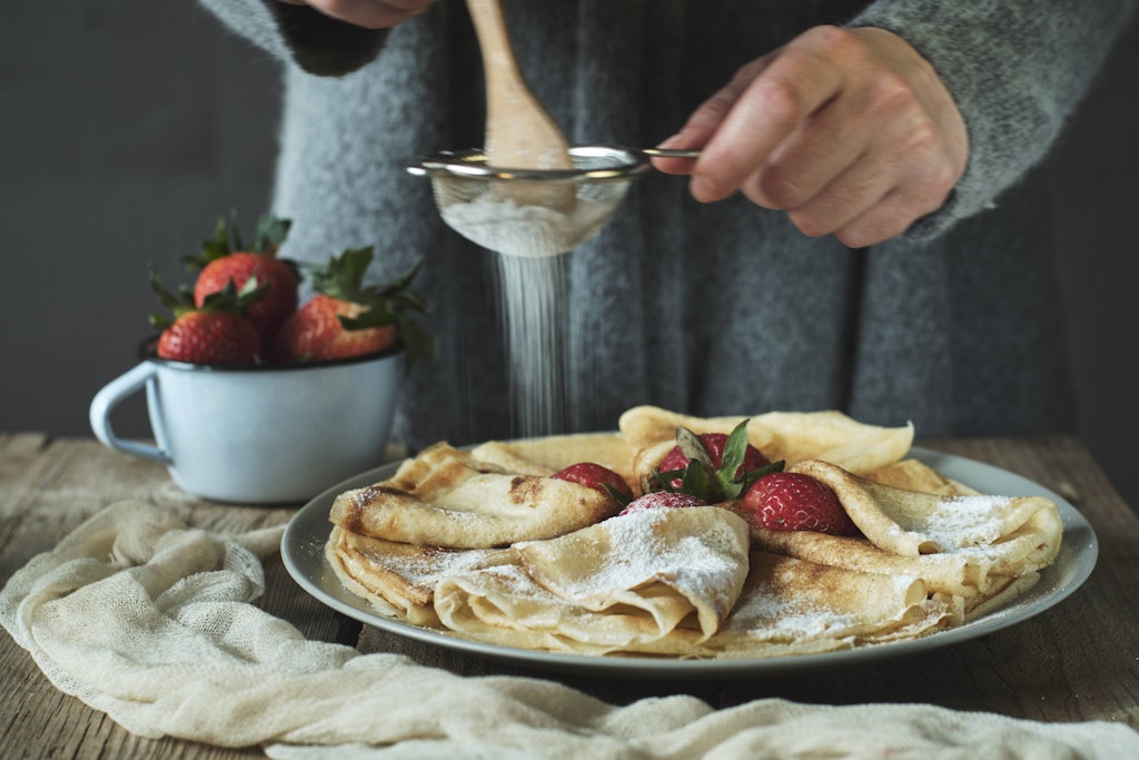 Plinsen schmecken toll mit frischen Früchten und bestäubt mit Puderzucker - doch das Rezept kann auch zu herzhaften Eierkuchen gemacht werden.