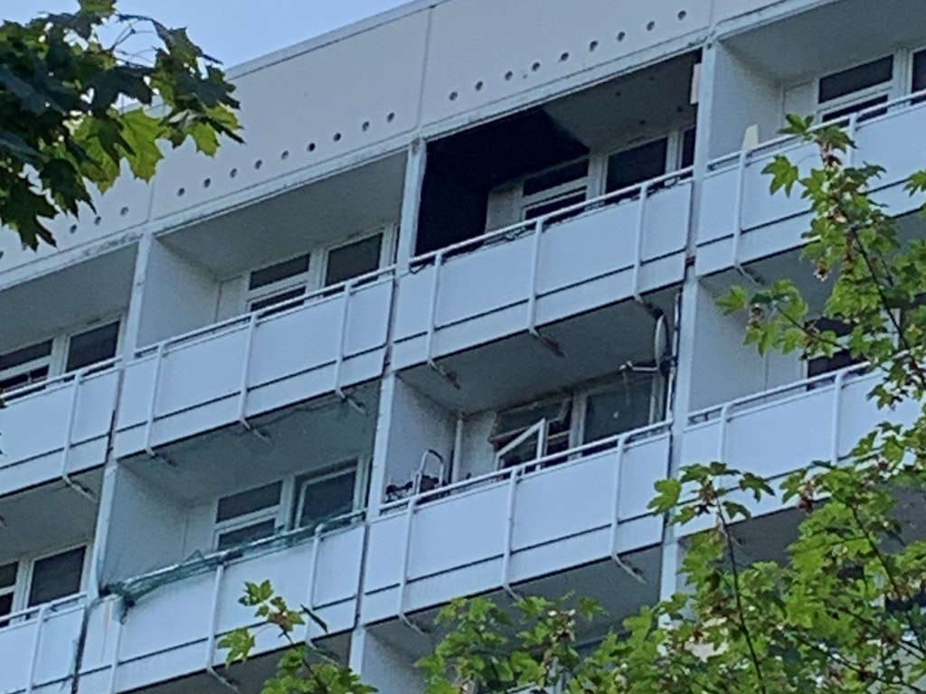 Die Bluttat ereignete sich in der Wohnung in der zweitobersten Etage, wo die Balkontür offen steht und eine Antennenschlüssel befestigt ist.