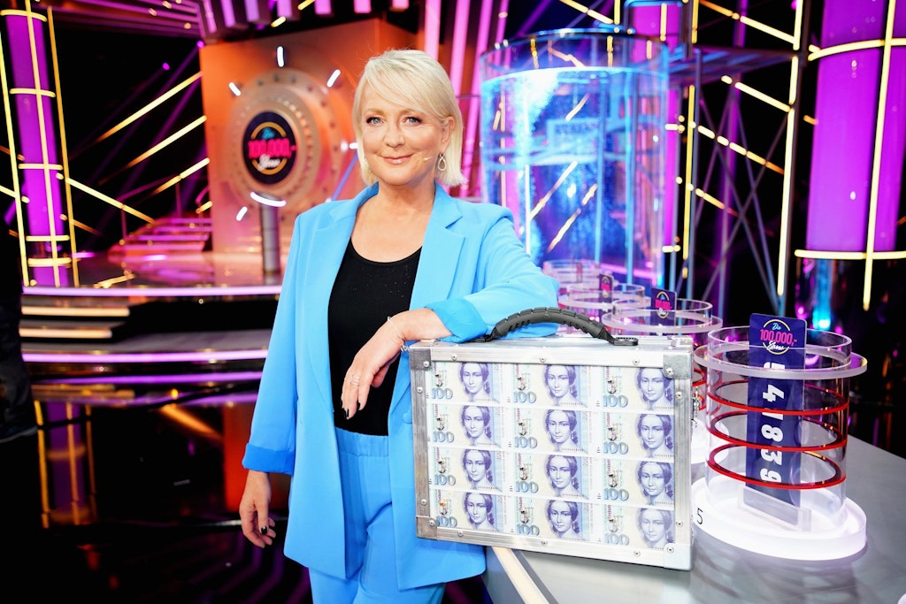 Moderatorin Ulla Kock am Brink in der Die 100.000 Mark Show. Die Show kommt am Sonntagabend auf die Mattscheiben zurück.