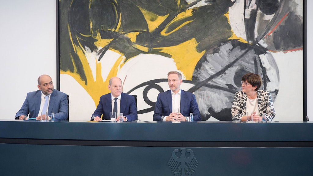 Sie präsentierten die Ergebnisse des Koalitionsausschusses: Grünen-Chef Omid Nouripour, Kanzler Olaf Scholz (SPD), Finanzminister Christian Lindner (FDP) und SPD-Chefin Saskia Esken (v. l.)