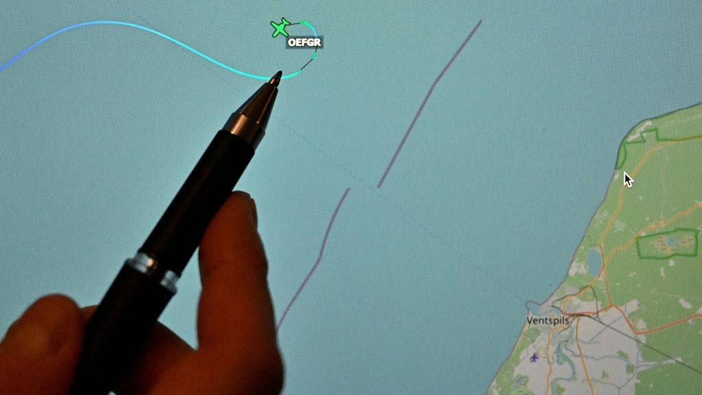 Eine Person zeigt mit einem Stift auf die letzte bekannte Position der Cessna mit der Kennung OE-FGR. 