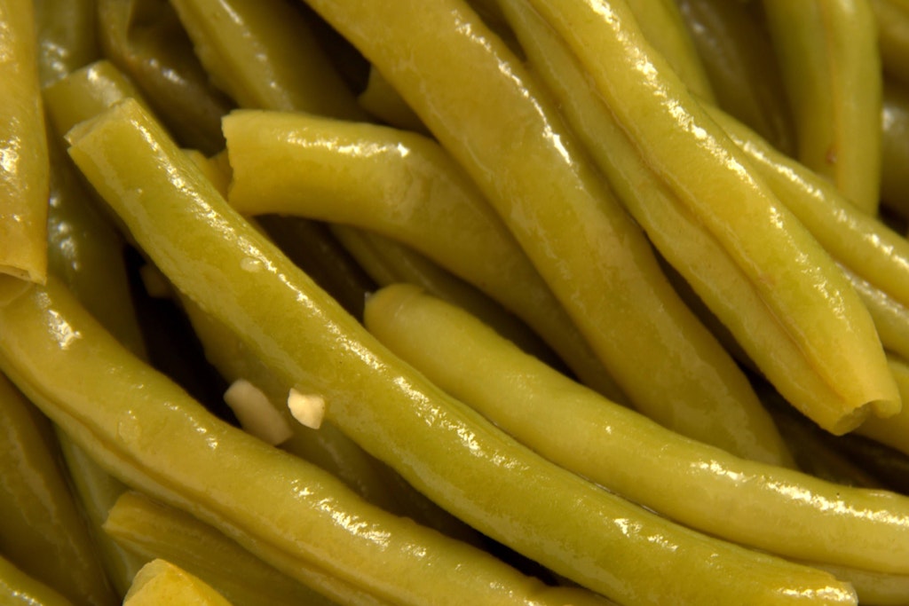 You can easily make a super tasty green bean salad - the recipe comes from the GDR cookbook.