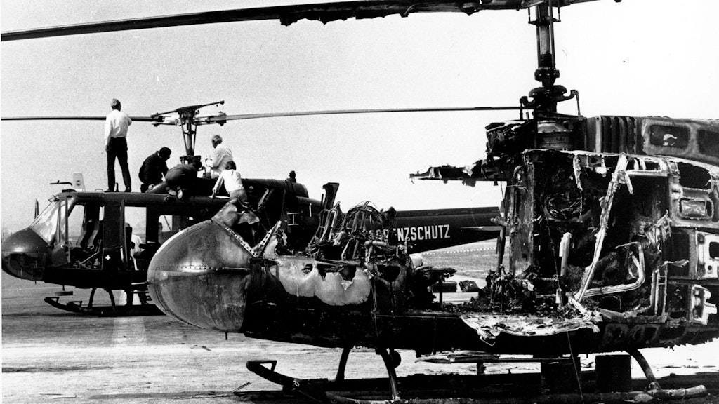 Einer der beiden Hubschrauber, mit denen die Attentäter mit ihren Geiseln flüchten wollten, wurde beim gescheiterten Befreiungsversuch völlig zerstört, die Insassen starben.